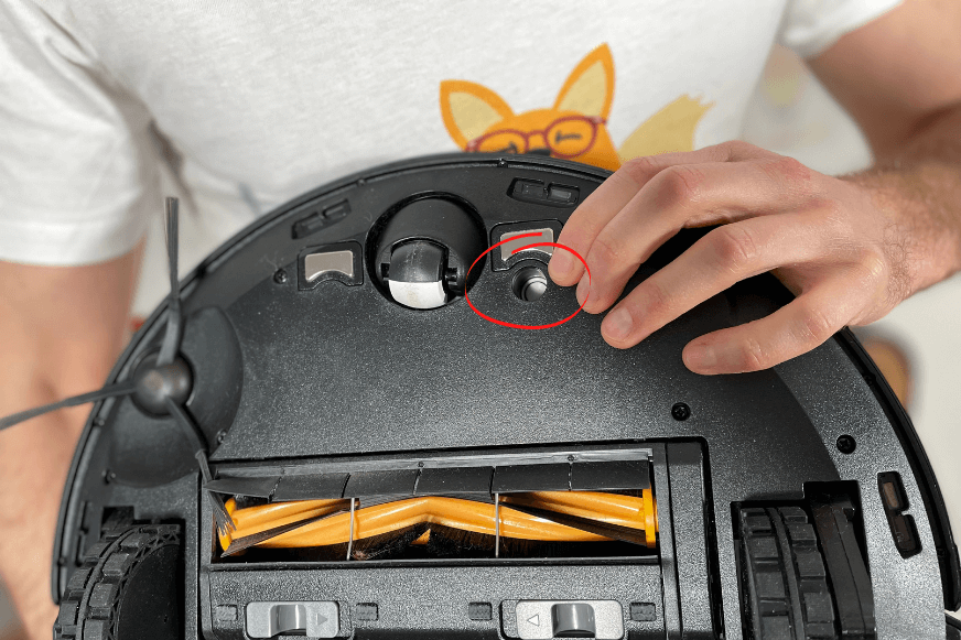 Teppicherkennungssensor an der Unterseite des Yeedi Vac Hybrid ist zu sehen